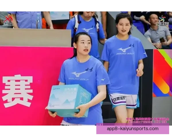 女篮赛场激战正酣队员拼搏展现无限激情与团队精神